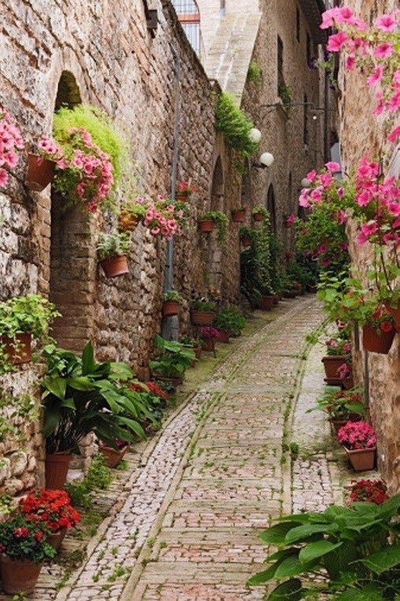 Most Enchanting Side Streets Around the World _ moco-choco